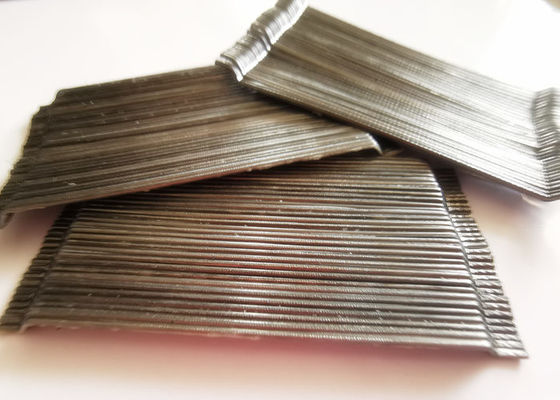 La fuerza de alta resistencia pegada enganchó la fibra de acero de carbono del extremo en el suelo industrial