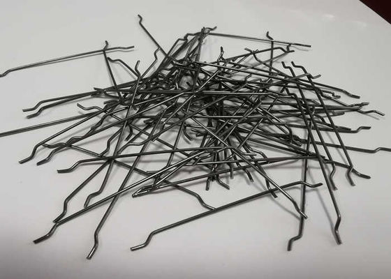Flojo enganchado termina el material de acero del alambre de acero de la resistencia de la fibra que pega 0.6m m
