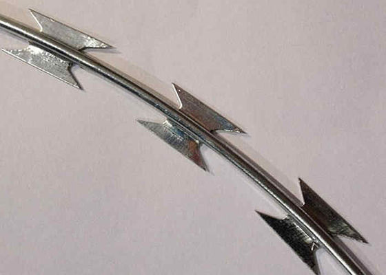 200g/m2 cubren con cinc la bobina acordeón BTO22 del alambre de púas revestido de la maquinilla de afeitar para proteger